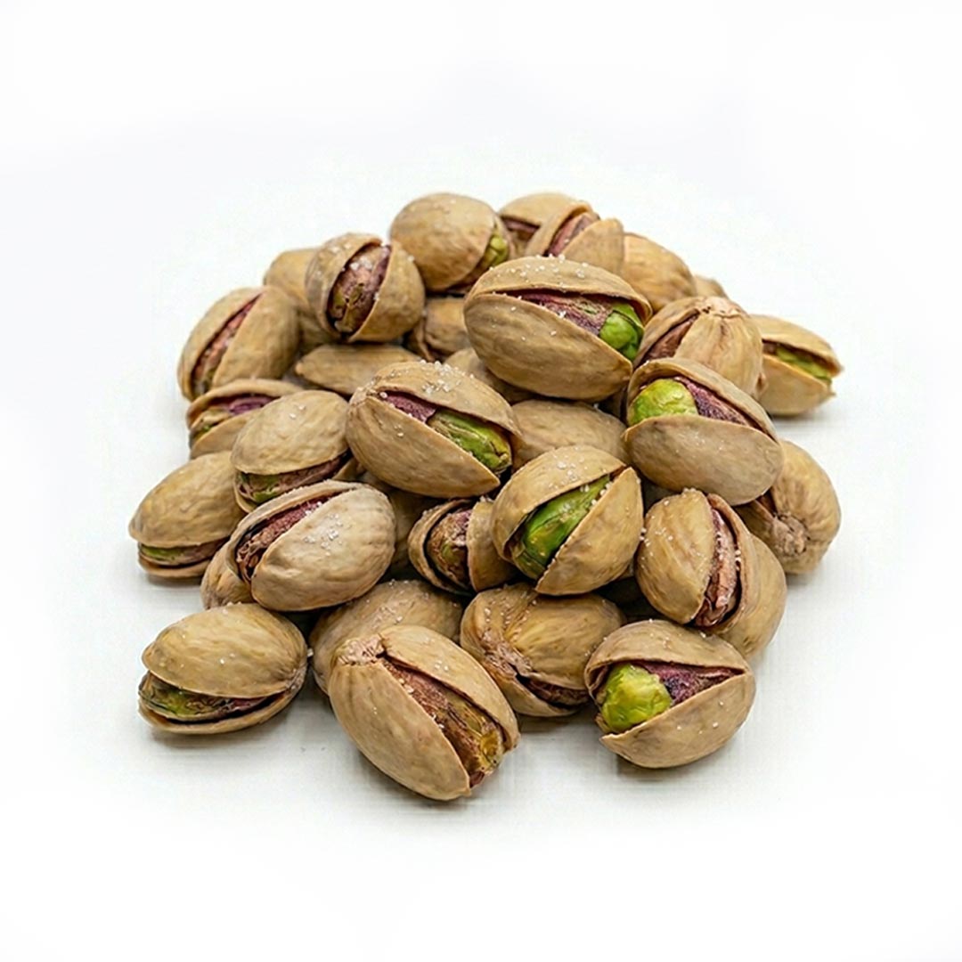 pistachos con cáscara y con sal